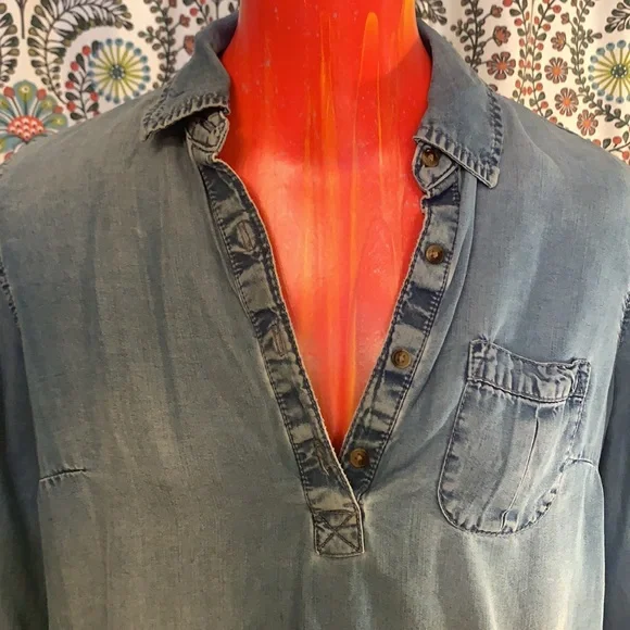 Comfortable Liz Lange Maternity Top - Picture 2 of 8